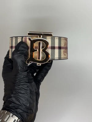 B bälte guld  - Helt nya oanvända bälten i olika märken, modeller och färger! Kommer bra packat samt med ett litet verktyg som du enkelt kan göra hål med ifall du skulle behöva det. Vi postar allas ordrar inom 24h för att du ska få ditt paket så fort som möjligt! Använd helst instabox men PostNord funkar också! 