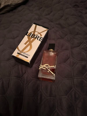 YSL Libre Le Parfum - Stilren och lyxig parfym från Yves Saint Laurent, fick denna i present men tyvärr inte en doft för mig. Testad 1 gång. Streck kod på baksidan, går att scanna 