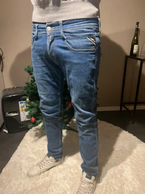 Replay Anbass slim fit jeans blå - Säljer ett par blå Replay Anbass slim fit jeans med klassisk femficksdesign och snygga kontrastsömmar. Jeansen har normal midja och raka ben med en smal passform. Tillverkade i mjukt och stretchigt jeansmaterial för skön känsla. Skriv om ni har frågor eller funderingar‼️