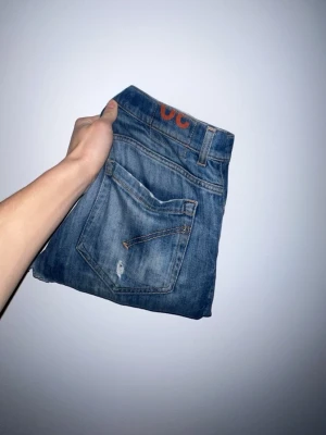 Dondup jeans - Säljer dessa feta dondup jeans med snygga slitningar. Defekt i gömsken, Därav priset🤗. Skriv vid frågor!
