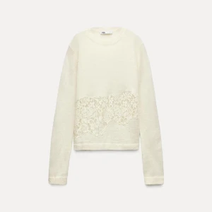 Vit tröja med spetsdetalj från Zara. - Säljer den här jätte snygg tröja med detalj! Har bara använt fåtal gånger, är som ny. Storlek S. Kom privat för mer bilder.