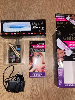 Depend Gellack Startkit med LED-lampa - Komplett startkit för gelnaglar från Depend. Innehåller LED-lampa, gel lack, cleanser, apelsinpinnar och laddare. Perfekt för att fixa snygga och glansiga naglar hemma. Allt du behöver för att komma igång med gellack. Vet inte hur mycket lack som finns kvar, men den är inte tom. 