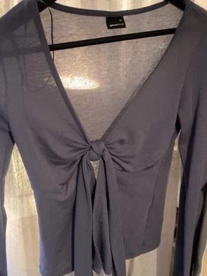 Blå knyt-tröja, Gina, XS - Blå tunn knyt-tröja från Gina tricot.