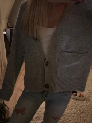 Grå kofta med knappar - Så fin grå mysig kofta!💗💗