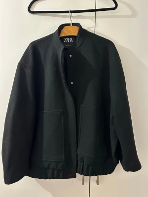 Svart bomberjacka från Zara - gott skick. Passar till S-M 