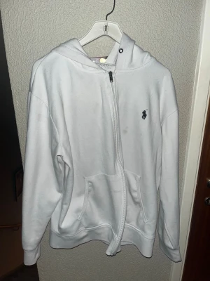 Polo Ralph lauren zip hoodie  - En jätte fin Polo Ralph lauren zip hoodie som jag säljer för att jag inte använder den längre inga skador på den finns bara något märke vid brösten jag inte går bort vissa vad du har att erbjuda så kanske vi kan komma överens om ett pris så att båda vi blir nöjda 