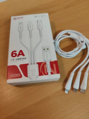 X86 3-i-1 USB-laddningskabel 6A - Praktisk 3-i-1 USB-laddningskabel med stöd för 6A snabbladdning. Utrustad med USB-C, Micro-USB och Lightning-kontakter, perfekt för flera enheter. Produkten är ny oanvänd i förpackning, Enligt bild. 