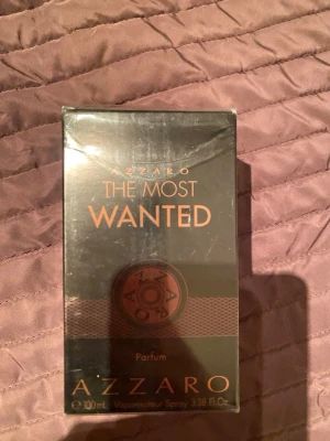 Azzaro The Most Wanted Parfum - Azzaro The Most Wanted Parfum, 100 ml. Ingredienser: alcohol, parfum, aqua, ethylhexyl salicylate, butyl methoxydibenzoylmethane, limonene, linalool, coumarin, geraniol, och fler. Perfekt för dig som vill sticka ut och ta plats.