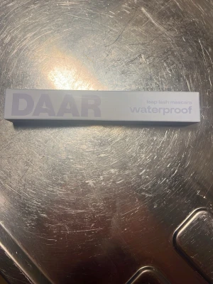 DAAR leap lash mascara waterproof - Snygg och vegansk mascara från DAAR. Leap lash mascara är vattenfast och passar perfekt för dig som vill ha långa och separerade fransar som håller hela dagen. Helt ny, inte ens öppnat förpackningen. 