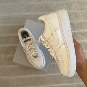 Äkta Nike Air Force 1 Skor - Allt ingår med skorna och de är helt nya i kartongen. Tillgängliga storlekar, 41 44 1/2  36 1/2  38 1/2
