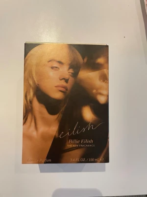 Billie Eilish Eilish EdP 100ml - Eilish Eau de Parfum av Billie Eilish. 100 ml. Vegansk och PETA-godkänd. Perfymen är inte öppnad! 
