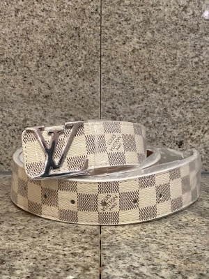 Rutigt vitt bälte - Helt nytt