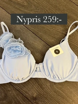 Helt ny bikinitopp med prislapp från bikbok - Helt ny blå bikinitopp med fin detalj från bikbok med prislapp, nypris 259!💗
