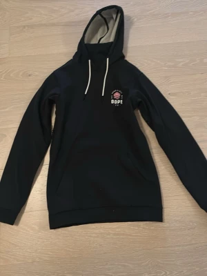 Svart Dope skidjacka - Riktigt nice Dope skidjacka i storlek XS. Perfekt i skidbacken. Säljer denna då den är för liten för mig. Passar även S bra.
