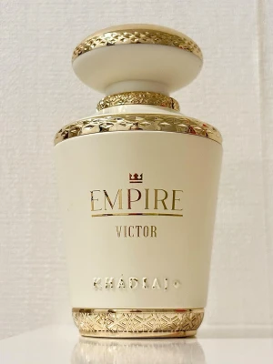 Khadlaj Empire Victor 100 ml - Empire Victor från Khadlaj är en ljuvlig parfym med noter av citron, bergamott, karamell, jasmin, vanilj och mysk. Nästan helt full vilket syns på bild nummer 2 (märkt med vitt streck). Givetvis förvarad mörkt och svalt. Kommer i originalförpackningen.