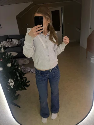 Blå bootcut jeans från 157, XS short - Säljer ett par blå jeans från 157 i storlek XS short. Dom är uppsydda men går nog bra att ta ner igen, dock osäker. Passar folk som är mellan 155-158. Säljer för dom börjar bli för kort för mig