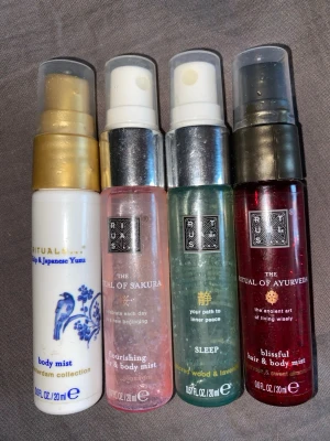 Rituals body mist travelsize - 4 st travel size rituals flaskor. Halv fylla typ vet inte med den vita den ä nog inte lika mycket kvar i. (Alla fyra ingår i priset)