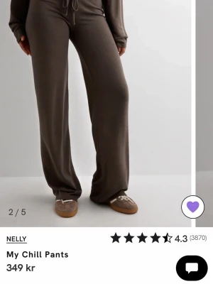 Chill pants Nelly  - Mysiga bruna mjukisbyxor från Nelly med breda ben och dragsko i midjan. Byxorna har en loose fit och är perfekta för chill dagar. Tillverkade i mjukt material som känns skönt mot huden. Snyggt avslappnad look med låg midja. Slutsålda 