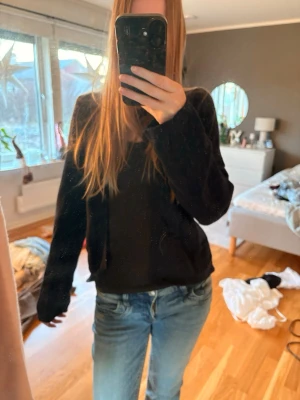 Marinblå kofta  - En snygg marinblå kofta med en knapp uptill, visat på bild. Bara använt fåtal gånger därav säljs den. Priset kan diskuteras! 