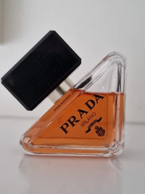 Prada Paradoxe Intense parfym 30 ml - Prada Paradoxe Intense i parfymflaska 30 ml. Använd lite, mycket kvar. 