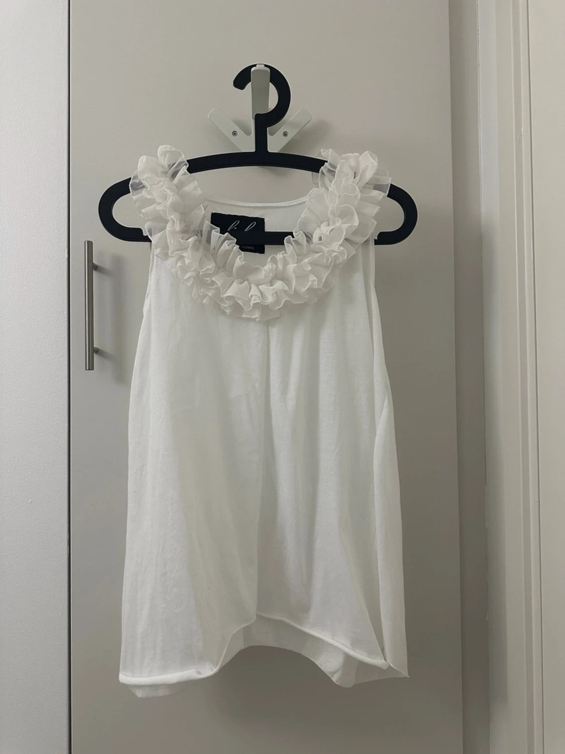 Vit ärmlös topp med volangkrage