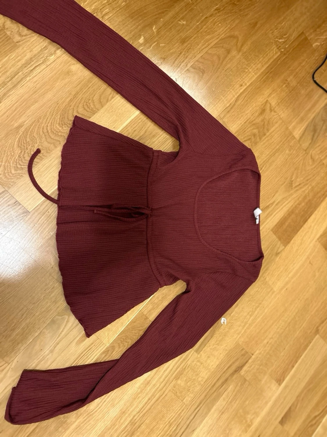 Vinröd ribbad kofta från Nelly