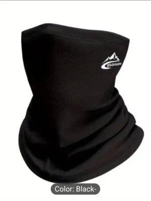 Svart halsvärmare från Goldvejoy - Svart halsvärmare från Goldvejoy i mjukt och stretchigt syntetmaterial. Enkel och stilren design med liten vit logga framtill. Perfekt för kalla dagar när du vill hålla halsen varm och bekväm.