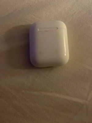 Apple AirPods (2nd generation) - Säljer ett par Apple AirPods (2nd gen) med laddningsetui. Fungerar utmärkt, laddningsport och indikatorlampa synliga. Viss yttre smuts och mindre repor på etuiet, men i gott skick. Perfekt för trådlös musik och samtal.