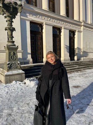 Mörkgrå lång kappa - Mörkgrå lång kappa (jag är 160 cm) med rak passform, perfekt för kyliga dagar. Klassisk och stilren design som funkar till olika typer av outfits🐑