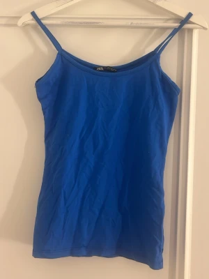Blå linnetopp från Zara - Blått linne från Zara storlek S