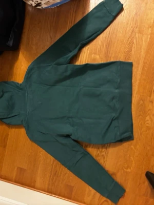 Mörk grön Tommy Hilfiger  - Den är mörkgrön med en slim passform 