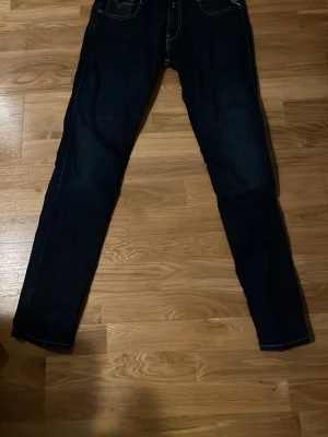Replay anbass W30 L30 - Äkta replay anbass jeans i mörkblå färg. Använd ca 3gånger och inga skador eller liknande sälja för 300kr skickas inom 2dagar.