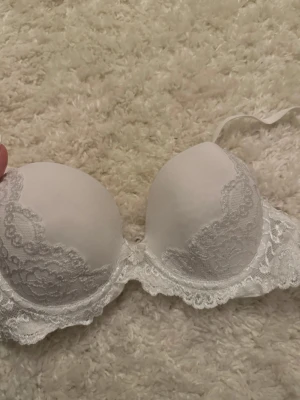 Vit spets-bh - Säljer en vit bh som är från antingen lindex eller kappahl. Storlek 80B utan vaddering. Paketpris vid köp av fler bh:ar.