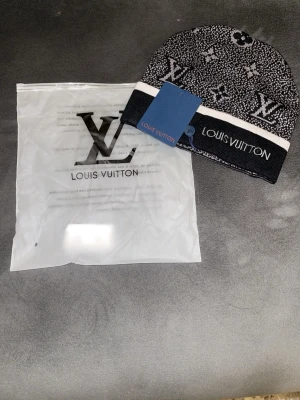 Svart/grå mössa  - Jätte fin märke mössa helt ny 