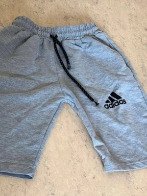Shorts - Jag säljer Adidas shorts i storlek 12-13 år. De är i mycket bra skick, perfekta för sport eller bara hänga runt!  Pris: 90 kr  Hör av dig om du är intresserad eller har några frågor!