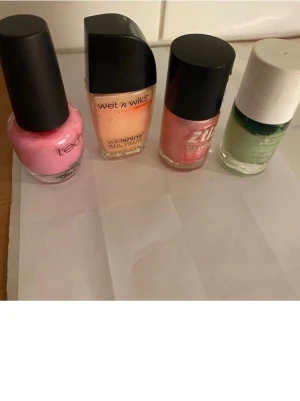 Fyra nagellack i olika färger - Säljer fyra nagellack: ett ljusrosa från Technic, ett skimrande korallrosa från Ztiz, ett grönt från Beauty UK och ett persikofärgat från Wet n Wild. Alla flaskor har rund form och svarta eller vita lock. Perfekt för dig som gillar att variera nagelfärger. Det längst till vänster säljes för 35 kr de andra skickar jag med på köpet 🤪 fri frakt 