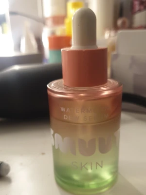Smuuti Watermelon Dew Serum 30ml - Fräsch och vegansk ansiktsserum med vattenmelonextrakt från Smuuti Skin. Kommer i en snygg glasflaska med rosa och grön toning samt pipett för enkel applicering. Serumet är parfymfritt och tillverkat i Korea, designat i Finland. Använd några gånger