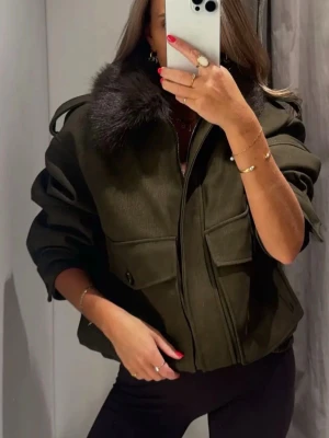 Zara jacka  - Jättefin grön jacka från zara. Använd fåtal gånger 