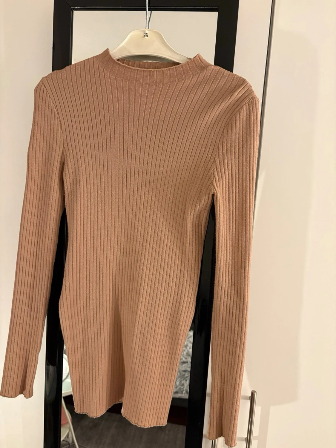 Beige ribbad långärmad tröja