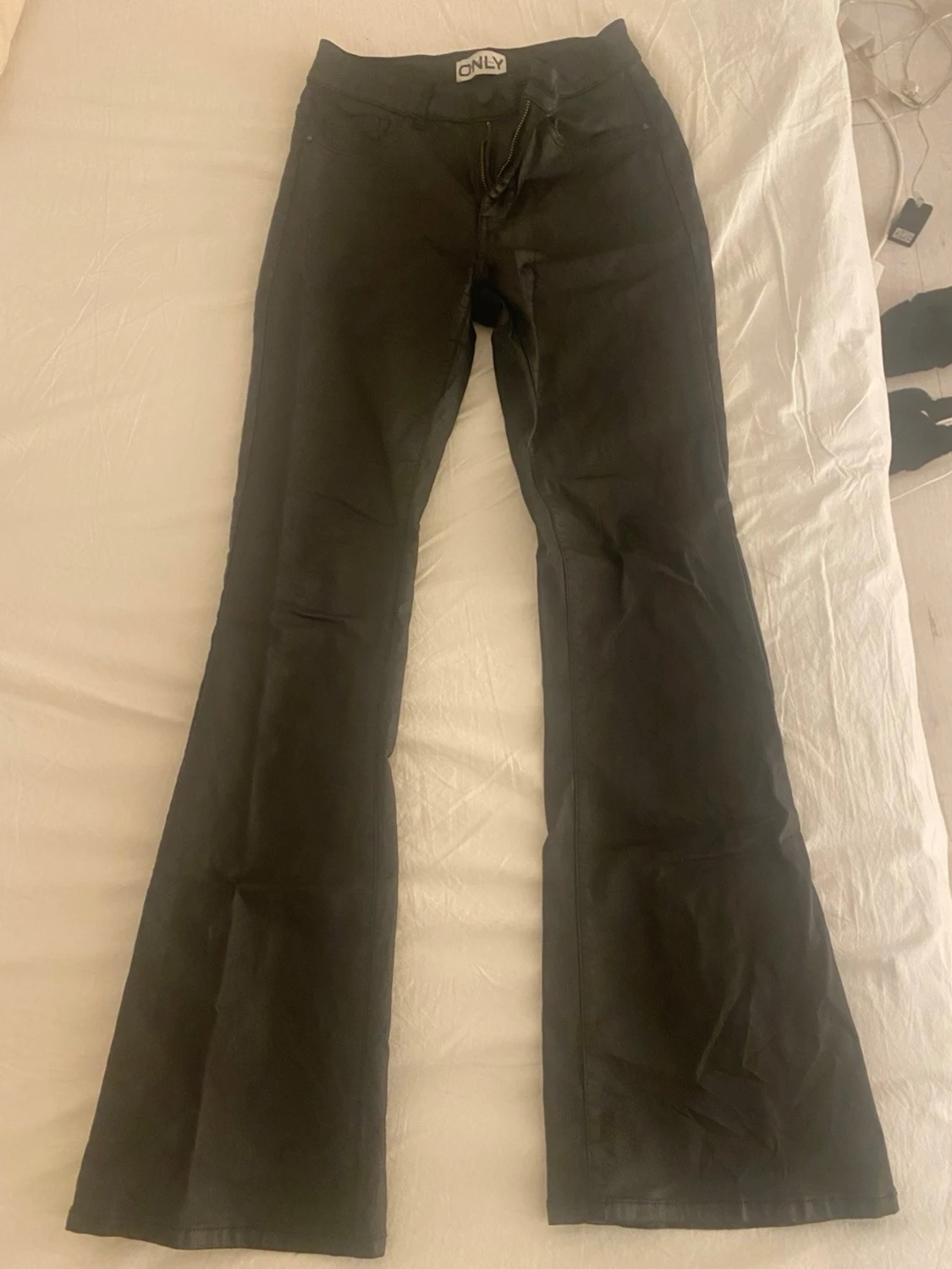 Svarta bootcut skinn byxor från ONLY