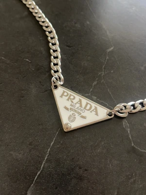 Halsband  - Halsband köpt på Plick för några år sen, knappt använt, därav mycket bra skick. 