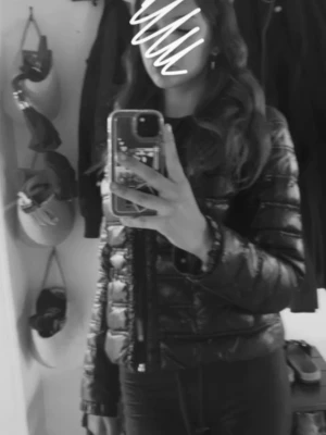 Svart dunjacka från Yes!Miss - Snygg svart dunjacka från Yes!Miss med quiltad design och dragkedja framtill. Jackan har långa ärmar och praktiska fickor. Perfekt för kyligare dagar. Nyskick, inga fläckar eller hål! Pris kan diskuteras💕