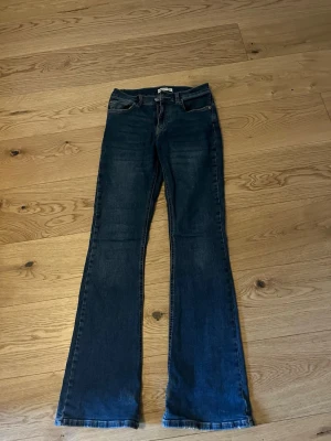 Mörkblå bootcut jeans - Säljer mörkblå bootcut  jeans från Gina 
