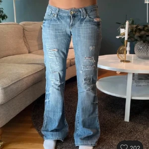 Lågmidjade jeans - Lågmidjade jeans med slitningar, 37cm tvärs över, 79cm innerbenlängd💕