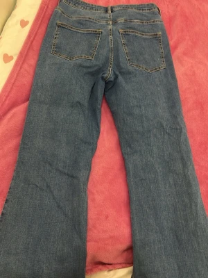 Bootcut jeans high waist - High waist bootcut jeans som inte används, storlek L. Den e lite smutsig vid ändena på grund av användningen.