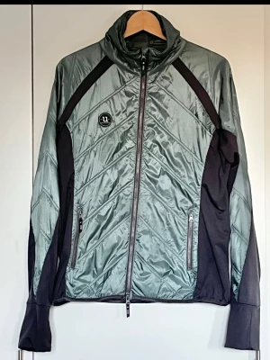 Uhip jacka -  Uhip 365 Hybrid Jacka i färgen Stormy Sea Blue, storlek 44.  Mångsidig ridjacka att använda för sig själv eller som mellanlager. Tunn jacka av hybridmodell är speciellt framtagen för aktivitet där andningsförmåga och rörlighet står i fokus. Jackan är normal i storlek och har en stretchig fit. 💚💚 Nypris 1395kr, säljes för 500kr. 