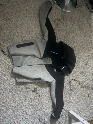 Nike tech tröja/ byxor . Äkta Nike set från JD -  Får JBL HÖRLURAR OM NI KÖPER, värde av 500kr. Säljer nu set av Nike tech för jag har växt ut. Ni kan köpa separat. Om ni vill köpa tröjan själv eller det. Köpte tröjan för 1200/ byxorna 1199. Sammanlagt 2399. Säljer dem för 1000 rimligt pris. Ser ut som nya. Kan diskutera om priset. Kan mötas upp.
