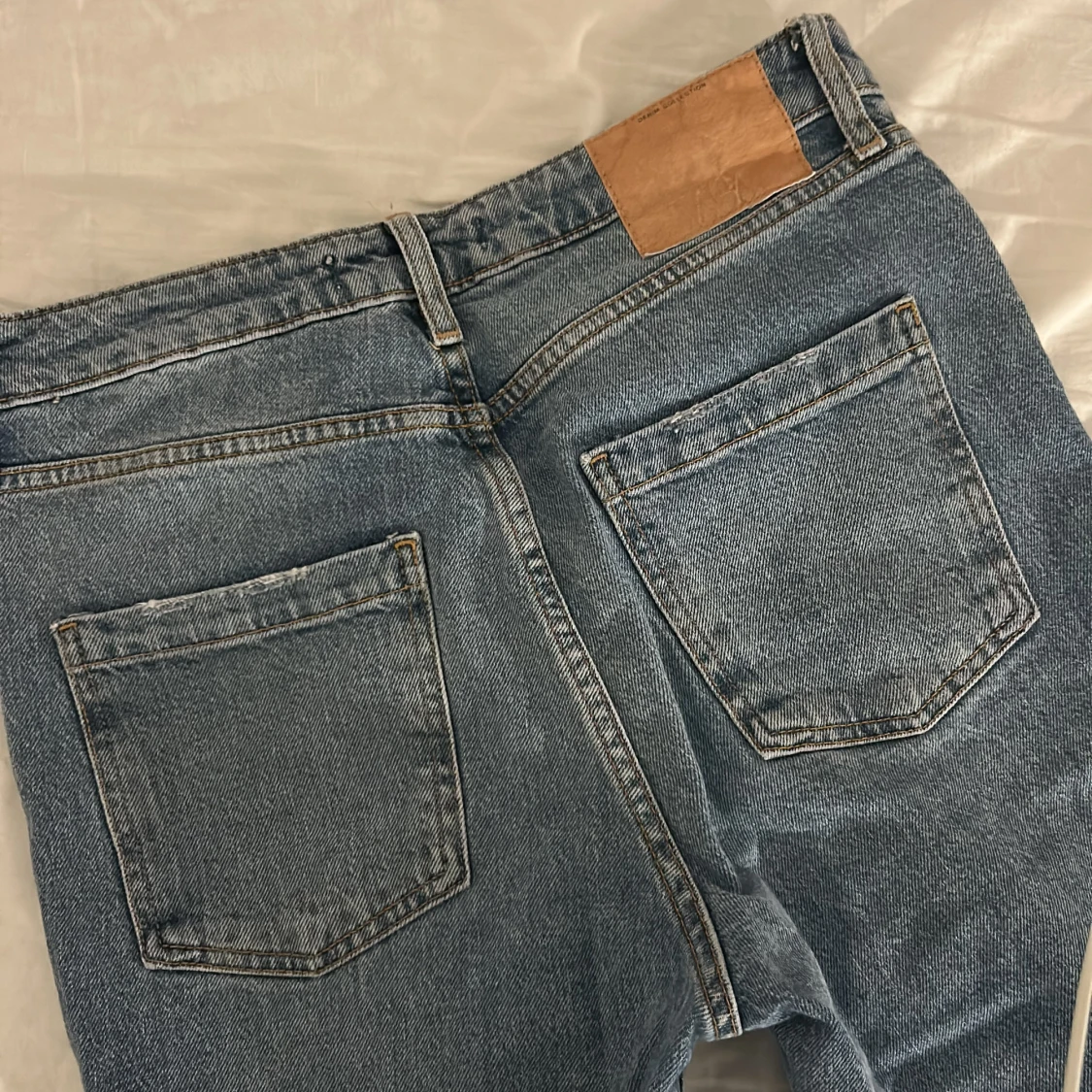 Blå ripped jeans från Zara - 2