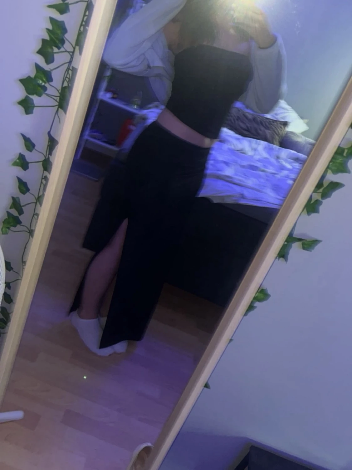 Svart kjol med öppen slits vid benet 