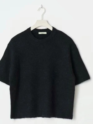 Svart stickad kortärmad tröja - En svart stickad tröja från Gina tricot med korta ärmar och rund hals.Perfekt för dig som gillar minimalistisk stil och vill ha något mjukt och bekvämt.